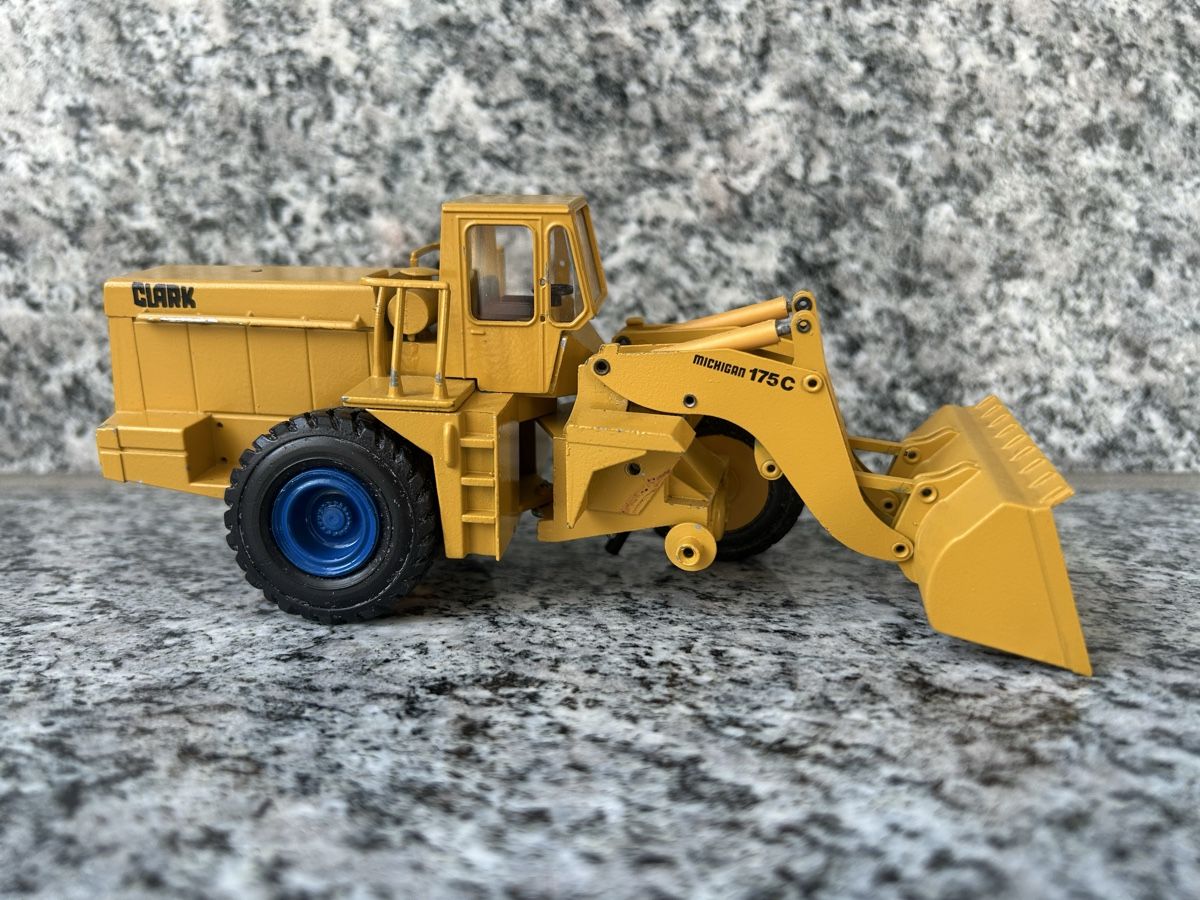 Conrad Modellbausätze & Standmodelle: Clark Radlader, 1:50 , Conrad – Defekt aus Horw von Tigercat635 2