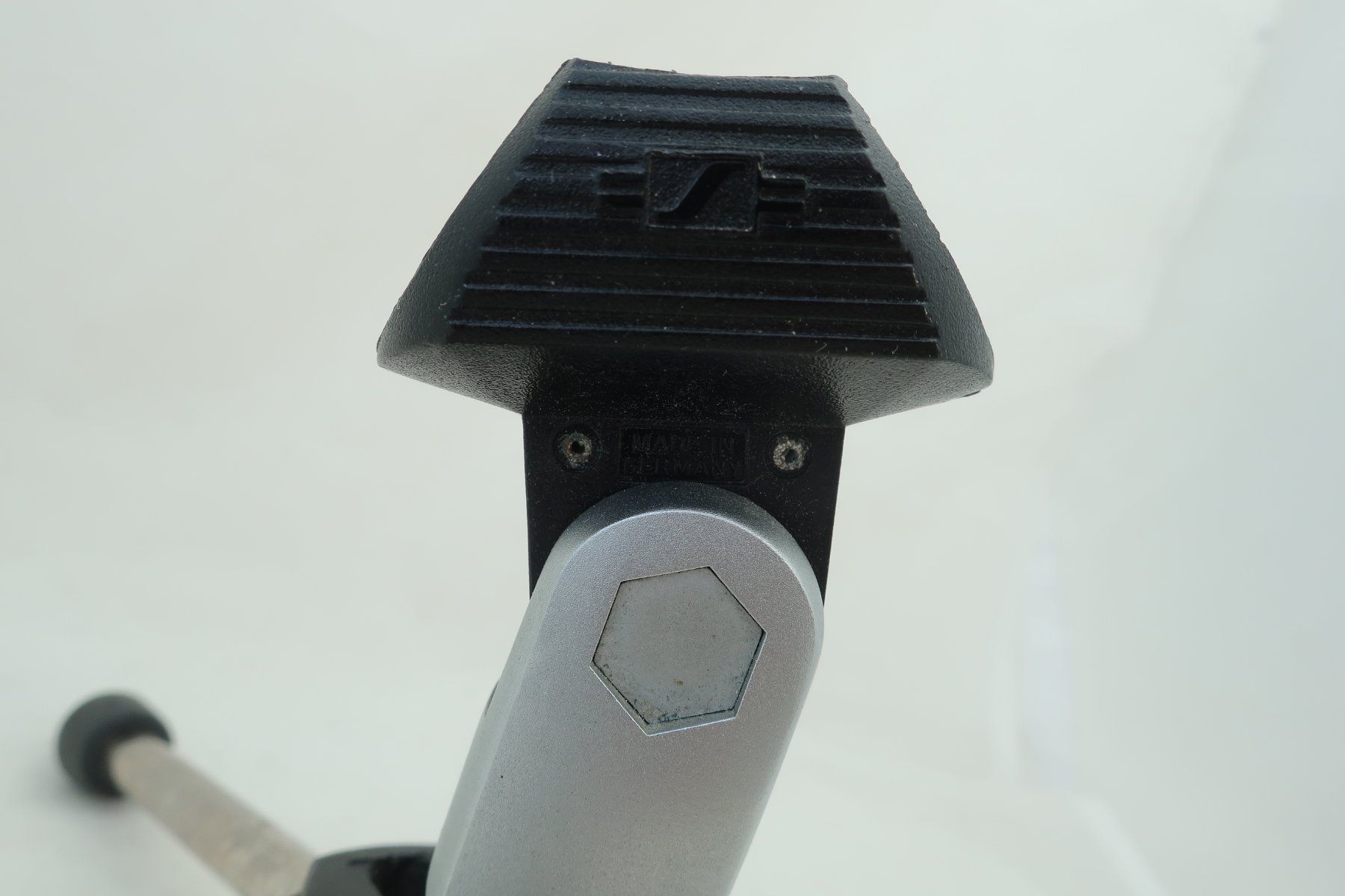Sennheiser Supporti per strumenti musicali & leggii: Sennheiser Tisch Stativ Mikrofon klappbar – Difettoso da Zürich venduto da dnk_nrd8 2