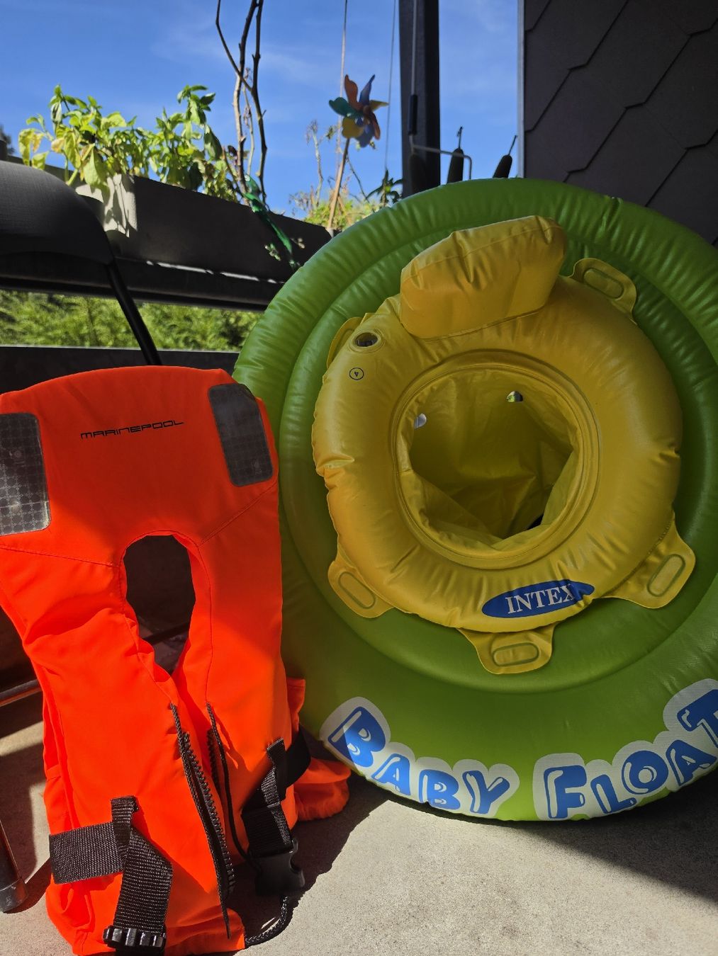Schwimmringe: Set: Baby Float + Rettungsweste – Gebraucht aus Murten von vip_2j6r 1