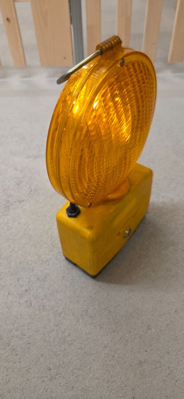 Lampen: Blitzleuchte/Baustellenleuchte (2x) – Gebraucht aus Einsiedeln von BullBo 3