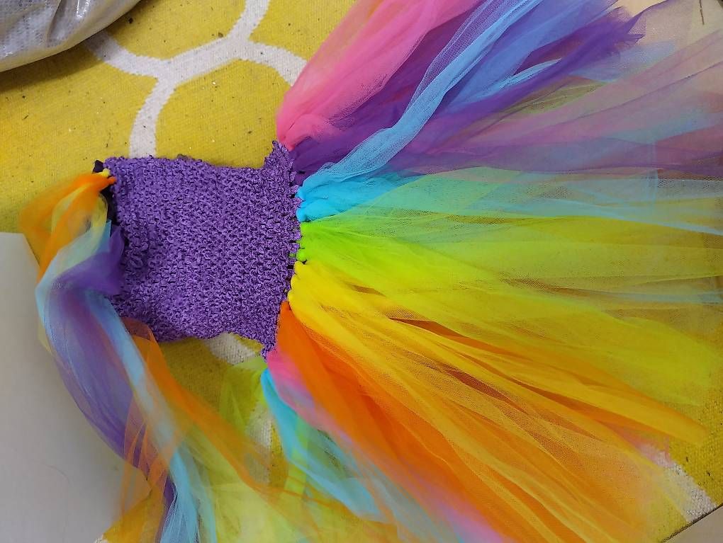 Vestiti & Gonne: Regenbogenkleid mit Neckholder, zirka Gr 110 – Usato da Muri b. Bern venduto da meitschi09