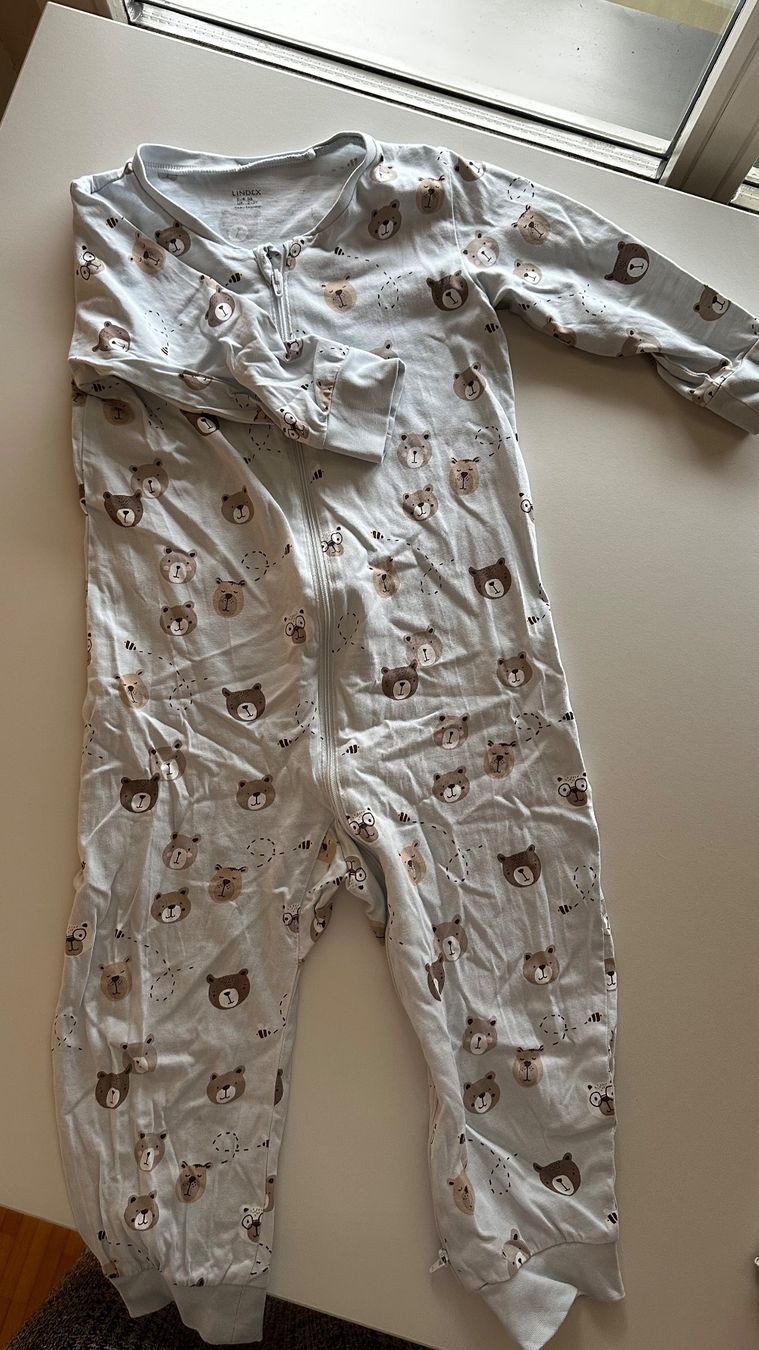 Pigiami: Bear Print Baby Sleepsuit - Size 98 – Usato da Zürich venduto da KrisZH