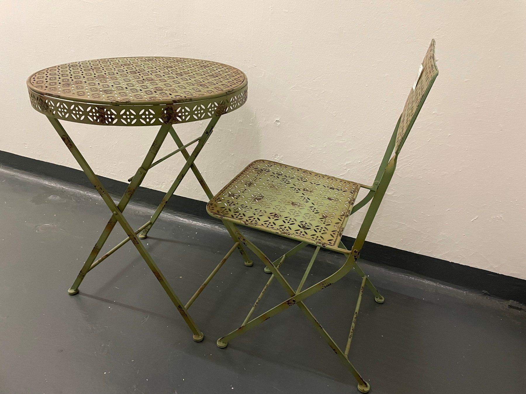 Tables: Gartentisch rund mit Stuhl/Neu und OVP – Neuf avec emballage d'origine à Volketswil par rubin74 2