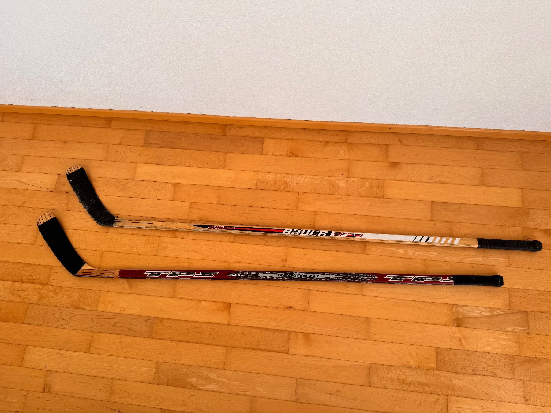 Bastoni & Pale: 2 Eishockeyschläger CCM Vector V120 & Bauer 6500 inkl. Puck – Usato da Küsnacht ZH venduto da Niek_zurich