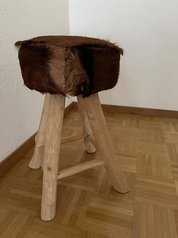 Sgabelli: Holzhocker mit Fell  gemütlich & dekorativ  CHF 50 – Usato da Winterthur venduto da Pluna70