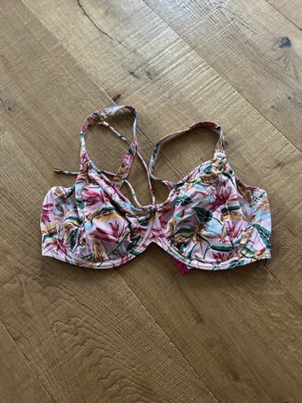 Primadonna Bikinioberteil mit Blumenmuster, Grösse 90E