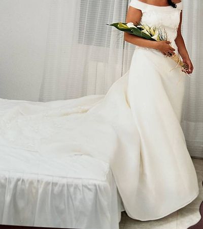 Elegantes Brautkleid, Grösse 44, mit langer Schleppe