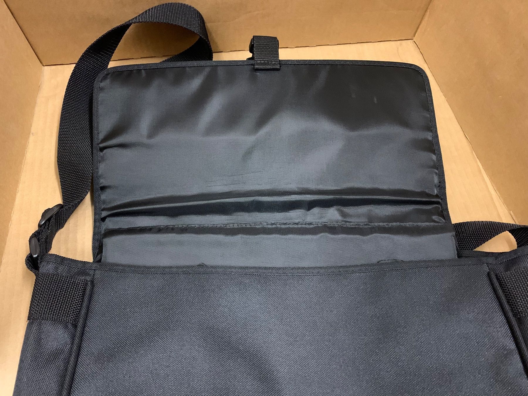 Sacs: Tasche schwarz Sharp klein – D'occasion à Eschlikon TG par ArtRec 2