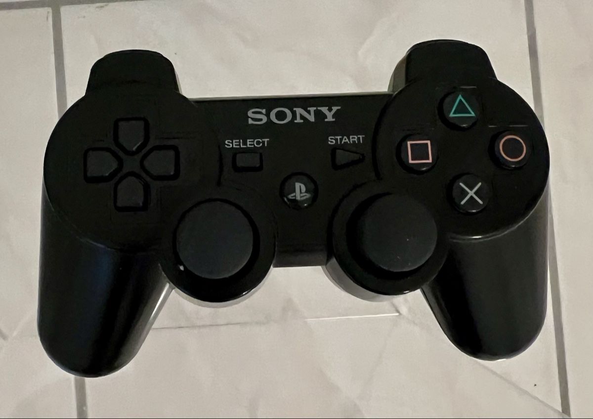 Sony Konsolen: Sony PlayStation 3 Konsole mit 2 Controllern – Gebraucht aus Hunzenschwil von Madachica 2