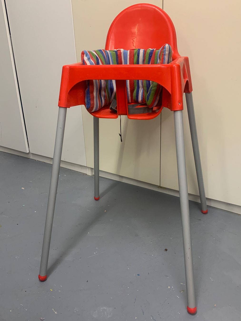 Ikea Hochstühle: Ikea Kinderhochstuhl rot mit Sitzpolster – Gebraucht aus Wildegg von Elefant42