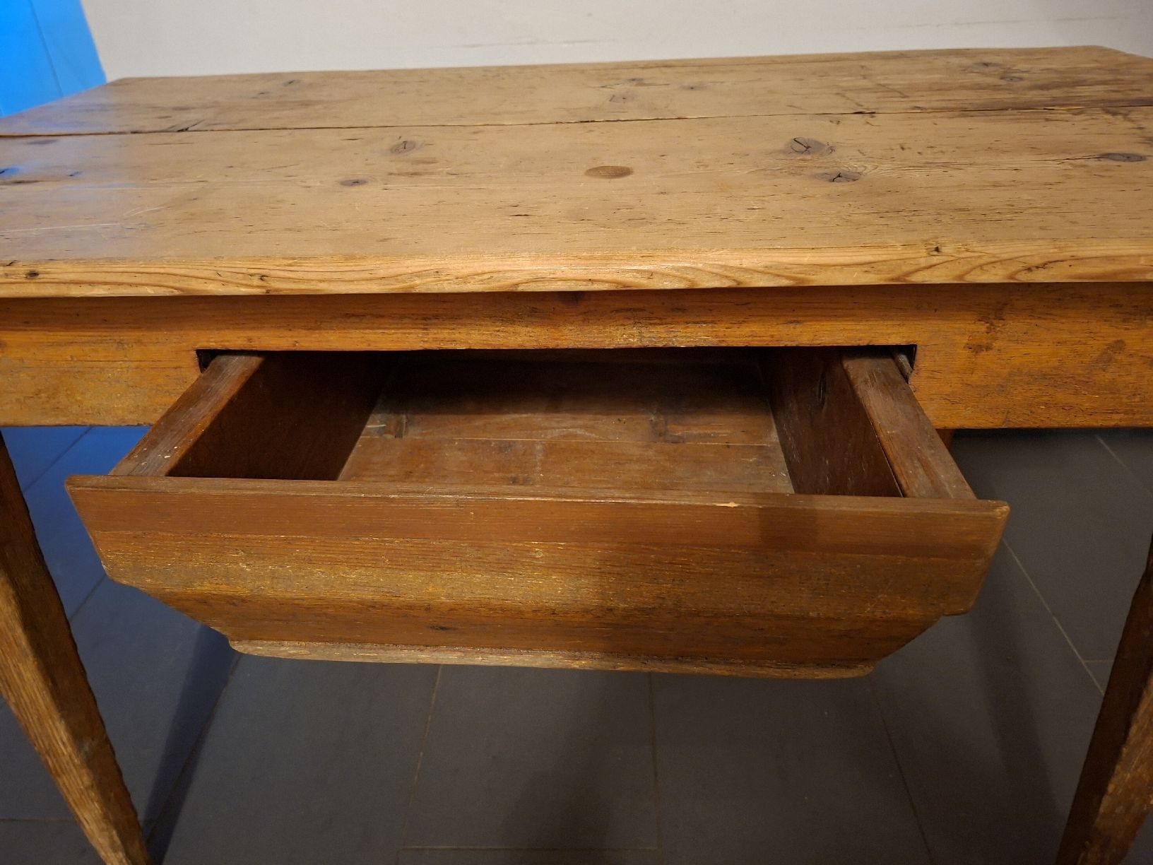 Tavoli: Alter Holztisch mit Schublade  – Usato da Aadorf venduto da Hupfgump 5