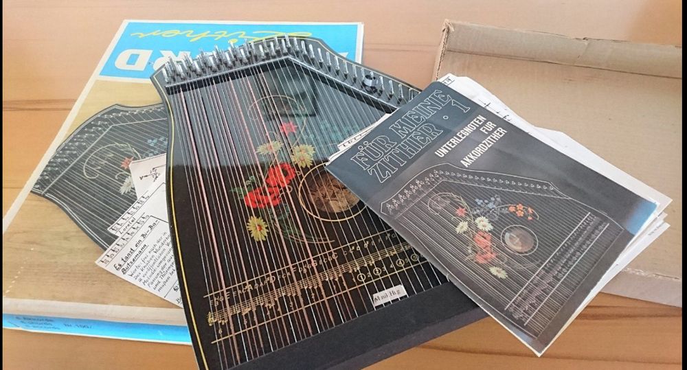 Akkord Zither, komplett mit Noten und Zubehör! 🎶🎵🎼 (Gebraucht) in ...
