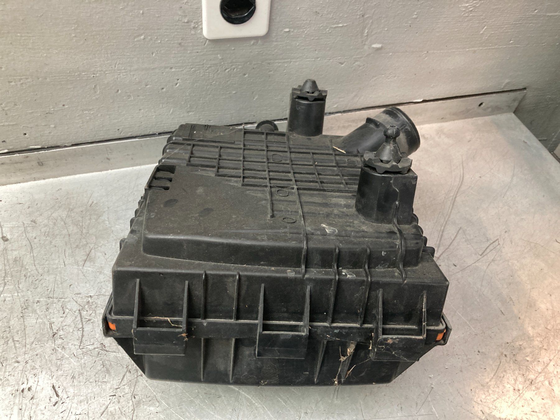 Opel Tutti pezzi di ricambio auto: Opel Vivaro 2.5  / Renault Trafic Luftfilterkasten LMM – Usato da Cham venduto da WB2223 3