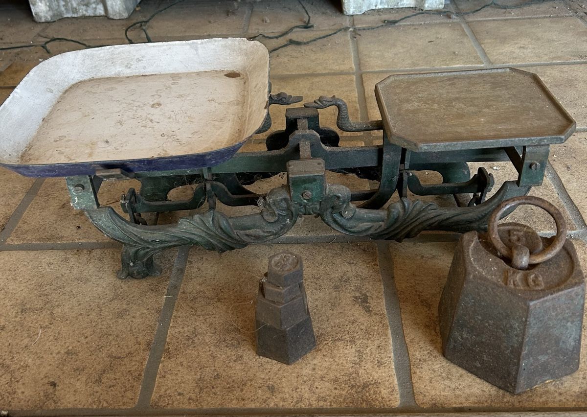 Bilance e pesi: Antike Waage mit Gewichten. – Usato da Gwatt (Thun) venduto da ate_6ng8 2