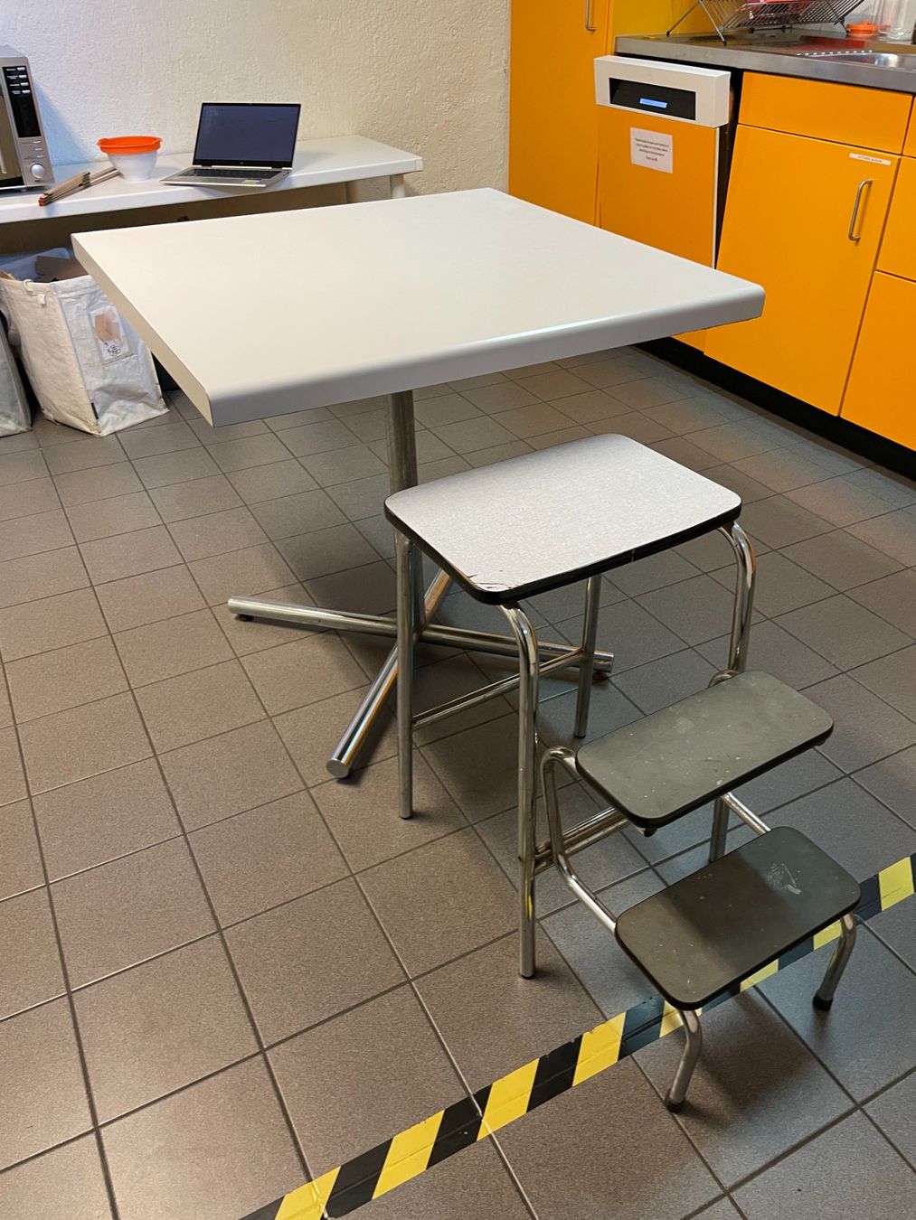 Sgabelli: Tritthocker / Leiterhocker, Chrom – Küchenhocker mit – Usato da Zürich venduto da con_pz52 4