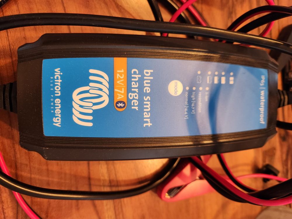 Victron Energy Blue Smart Chargeur De Batterie De Voiture 12 V 30 A 230 V – Appareil De Maintien De Batterie Et Désulfateur – Protection IP22 – Bluetooth – 3 Sorties – CEE (UK