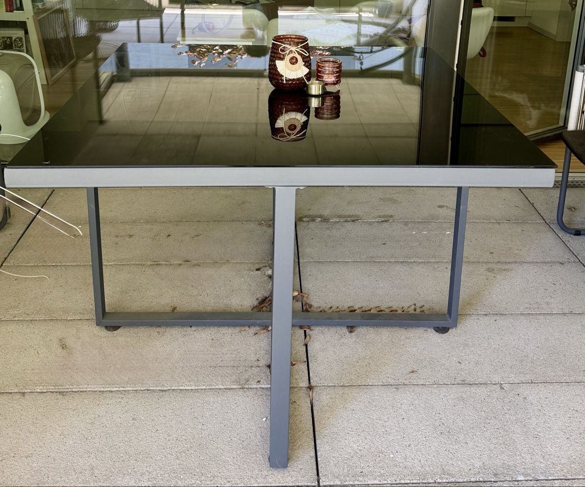 Tavoli: Glass Top Black Outdoor Table – Usato da Jona venduto da amy_pjw 1