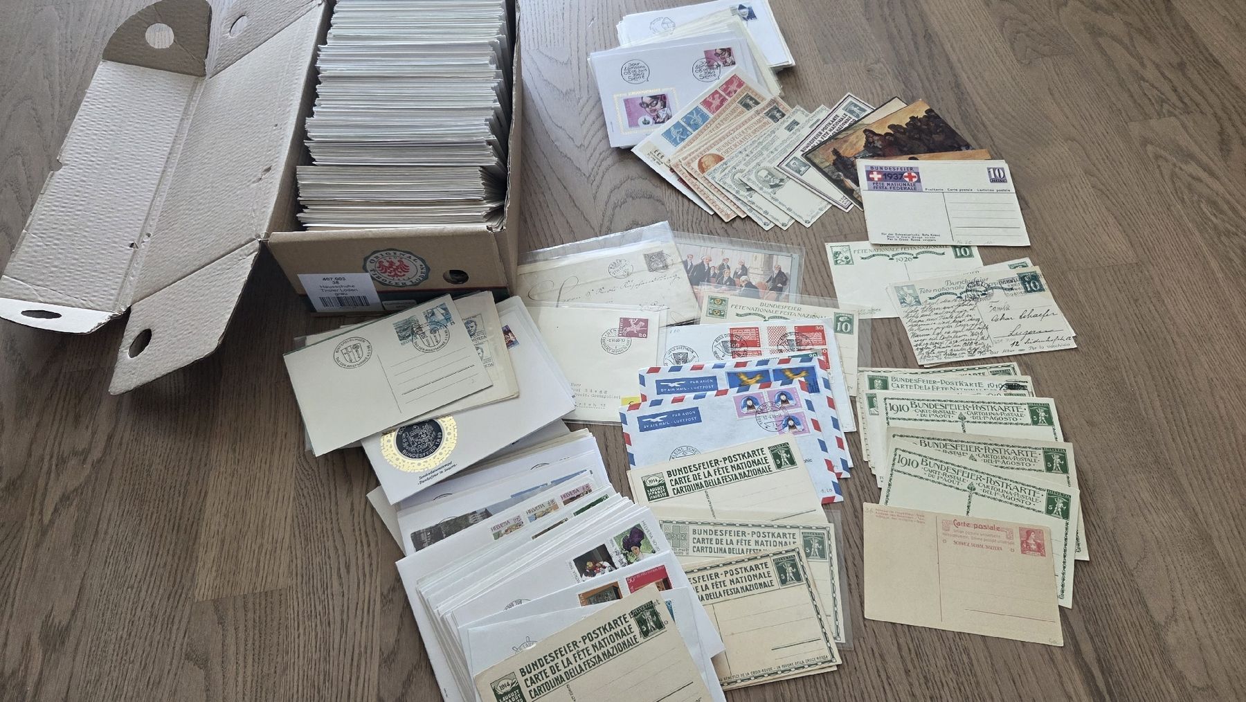 Tutti i francobolli: Schachtel Bundesfeierkarten Sonderbriefe Maximumkarten  – Usato da Arni AG venduto da Moth68 1