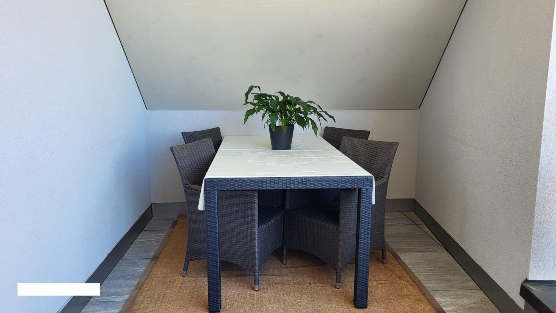 Set de table et chaises: Rattan Gartentisch / Balkontisch – D'occasion à Grüningen par Sophie_Nick
