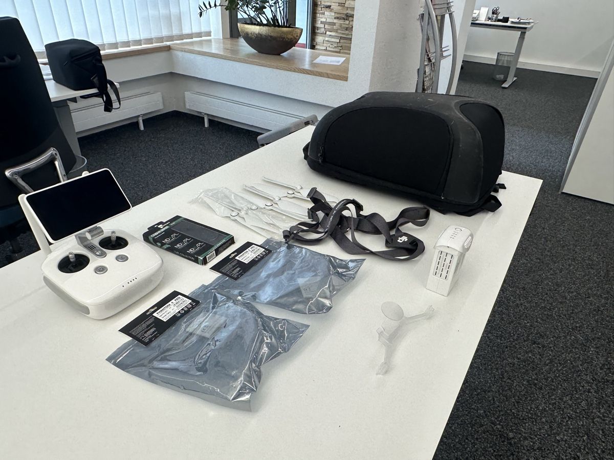 DJI RC Modellbau: DJI Phantom 4 Pro Zubehör-Set mit Controller, Akkus, Propell – Gebraucht aus Möriken AG von Faiver