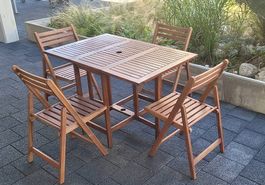 Table et quatre chaises pliables