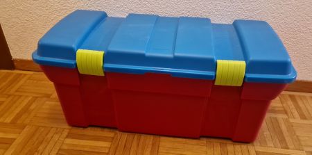 Grosse Spielzeugkiste, robust und farbenfroh,  für Kind