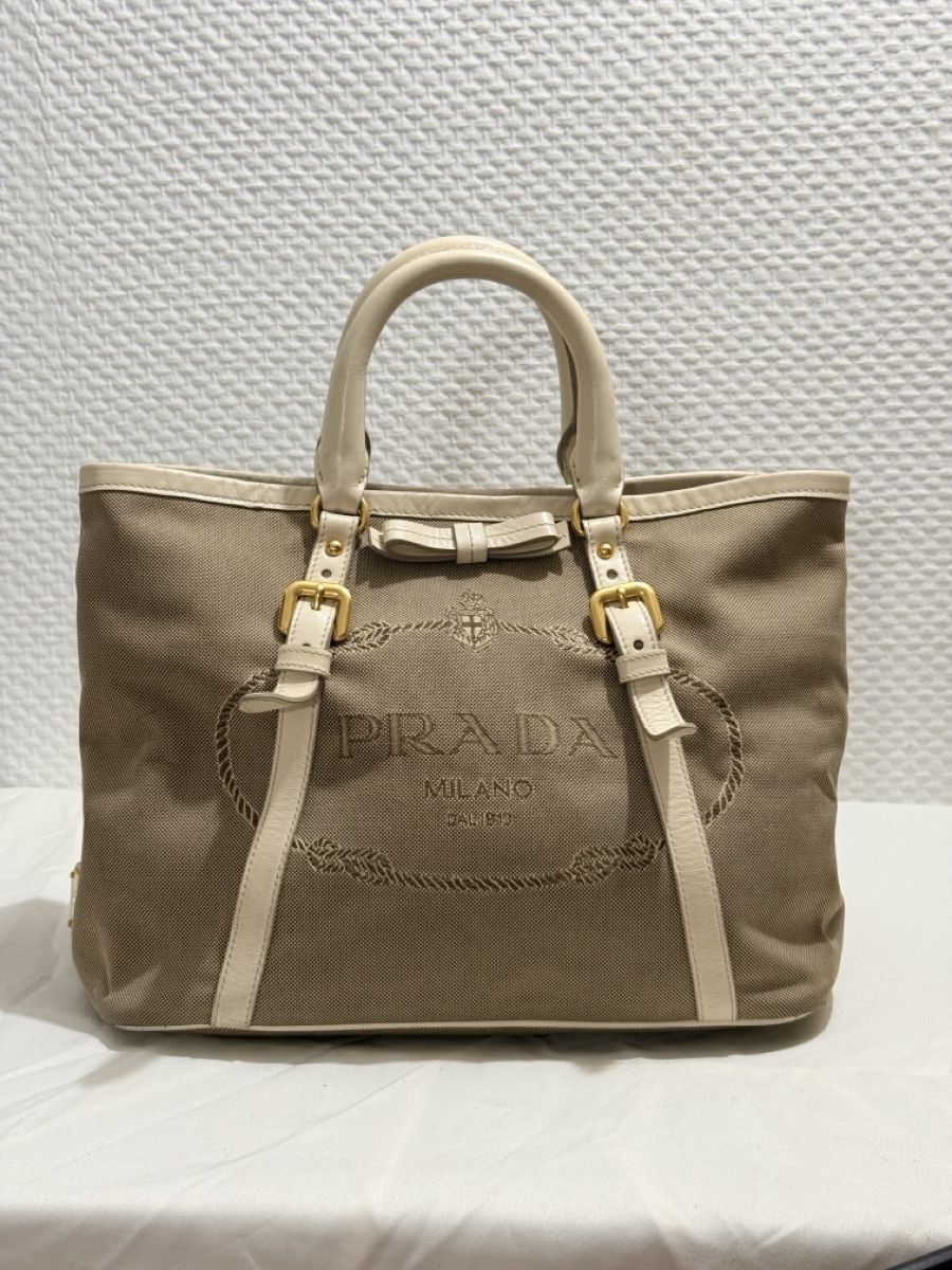 Prada Borse da donna: Prada Tote Bag Beige Canvas Leather Trim – Usato da Geneve venduto da DarlingVintage