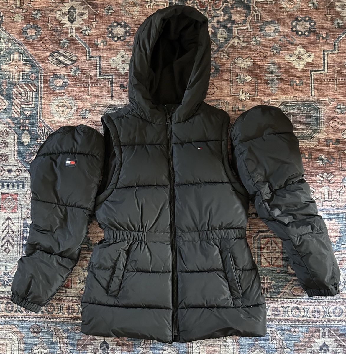 Tommy Hilfiger Giacche: Tommy Hilfiger black jacket with removable sleeves – Nuovo (secondo la descrizione) da Biel/Bienne venduto da zit_v5yc 1