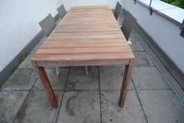Teak Gartenausziehtisch und 4 dazu passende Stühle