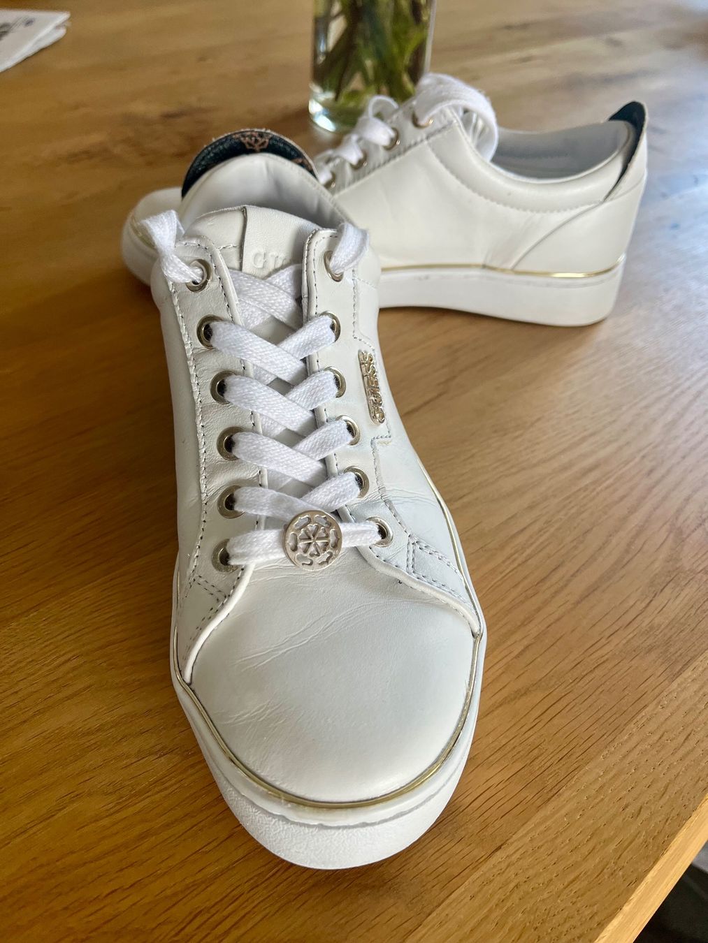 Guess Scarpe da donna: Guess Sneakers Grösse 38 – Usato da Moosleerau venduto da MiBan 1