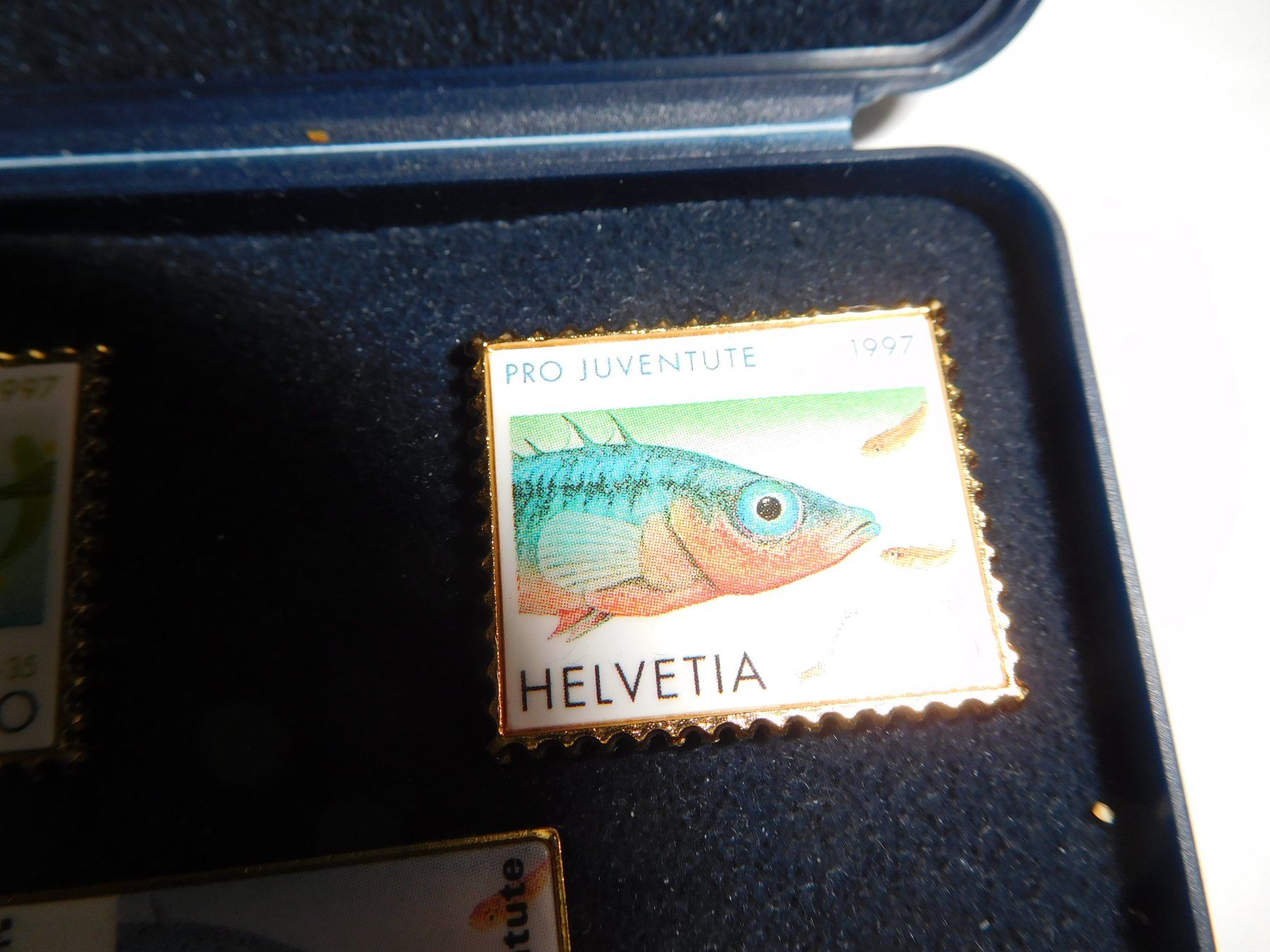 Tutti i francobolli: Fisch Pin Pro Juventute – Usato da Wallbach venduto da Pitralon1 2