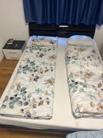 Bett inkl. Lattenrost, Matratze, Topper und Nachttische