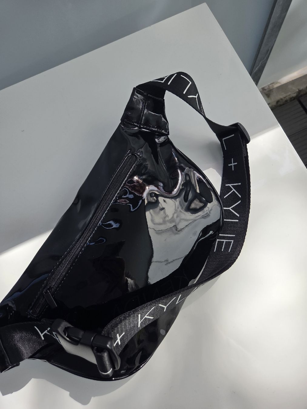 Taschen für Damen: Kendall + Kylie Gürteltasche Schwarz Glänzend – Gebraucht aus Rapperswil SG von lemiii 1