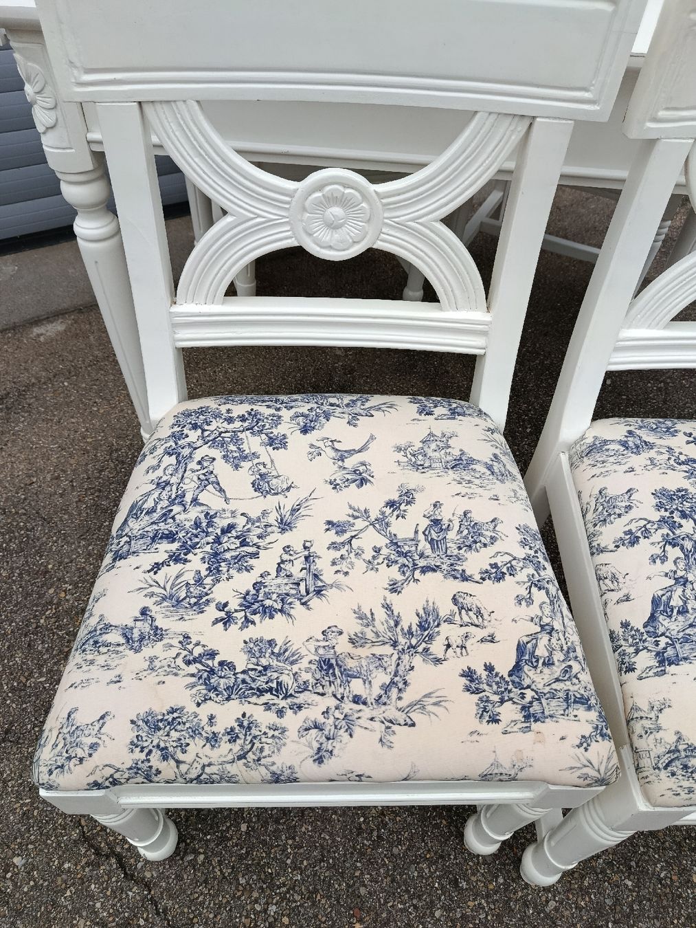 Set di tavolo e panche: Esstisch mit 4 Stühlen weiss blau gemustert – Usato da Wattwil venduto da sunicheyenne 3