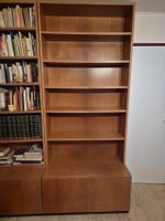 Bücherregal mit Kommode im Sockel, Amerikanischer Nussbaum