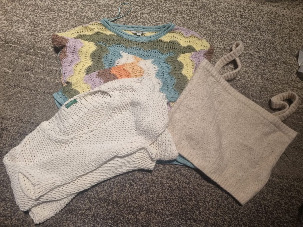 Lotti & Set di vestiti: 2 pulls et 1 haut fille taille M – Usato da Farvagny-le-Grand venduto da Nayanis