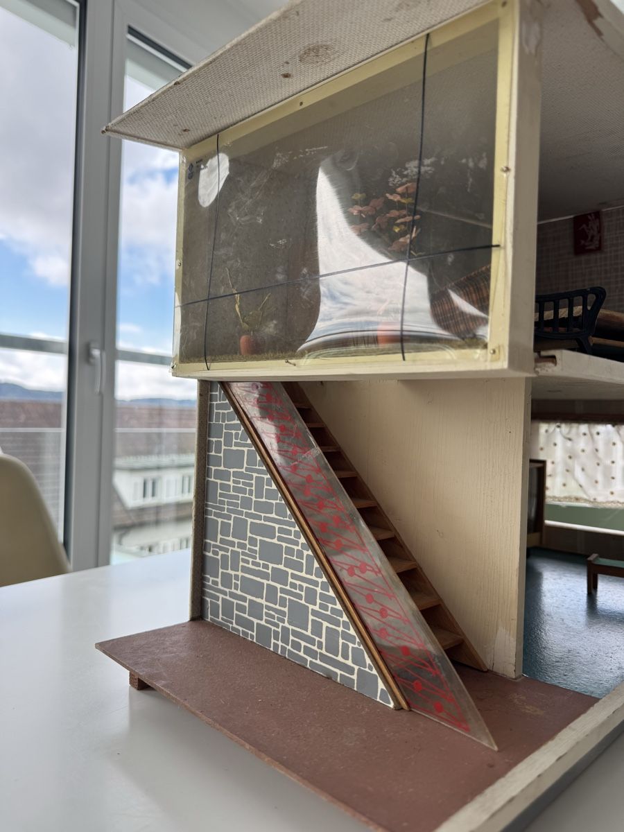 Puppenhäuser & -möbel: Altes Puppenhaus – Gebraucht aus Zürich von Vindpust 3