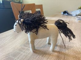Süsses Stoffpferd mit Wolle-Mähne, Handarbeit
