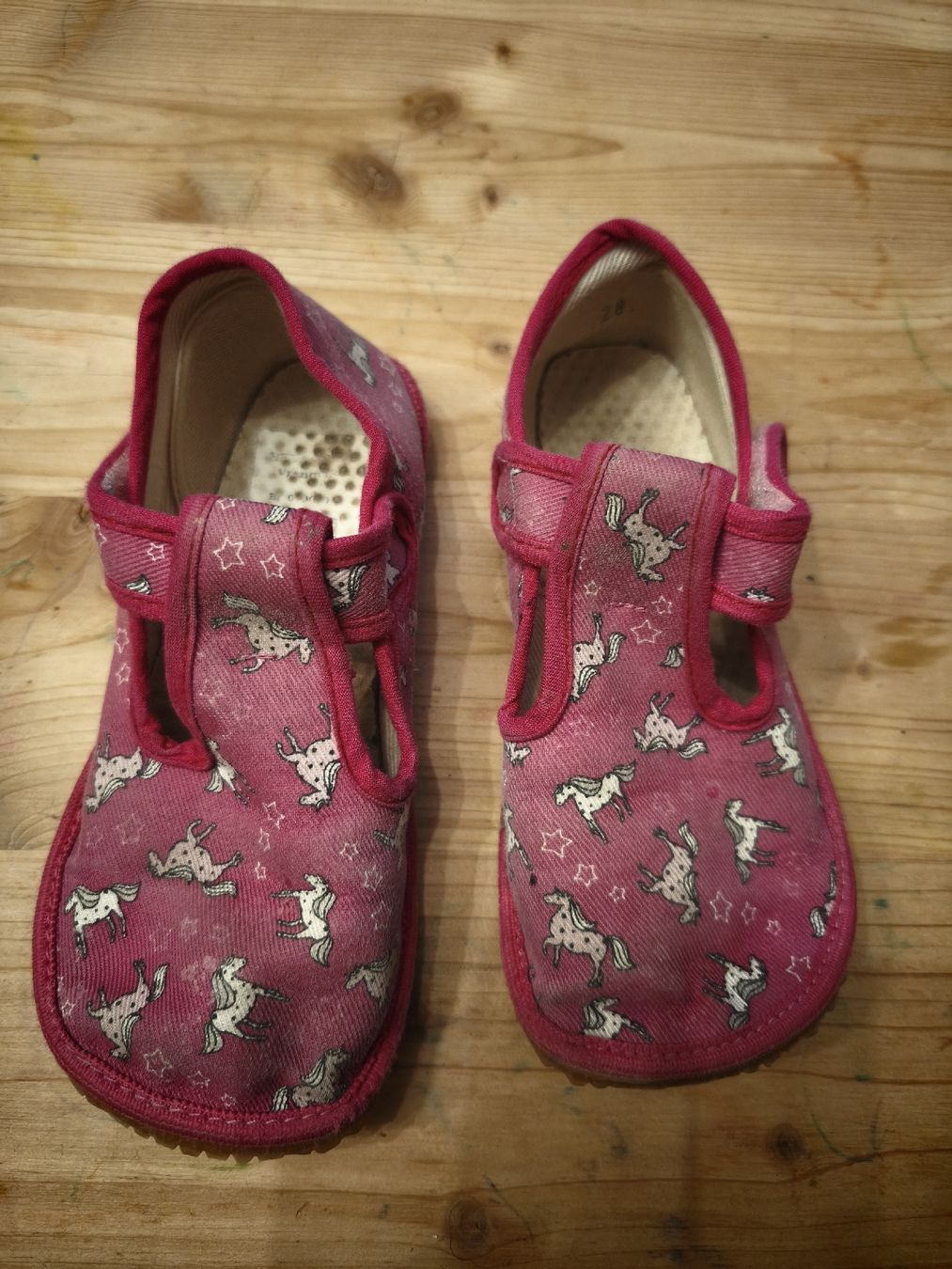Schuhe für Mädchen: Hausschuhe Einhorn Grösse 28 – Gebraucht aus Busswil BE von Mango87