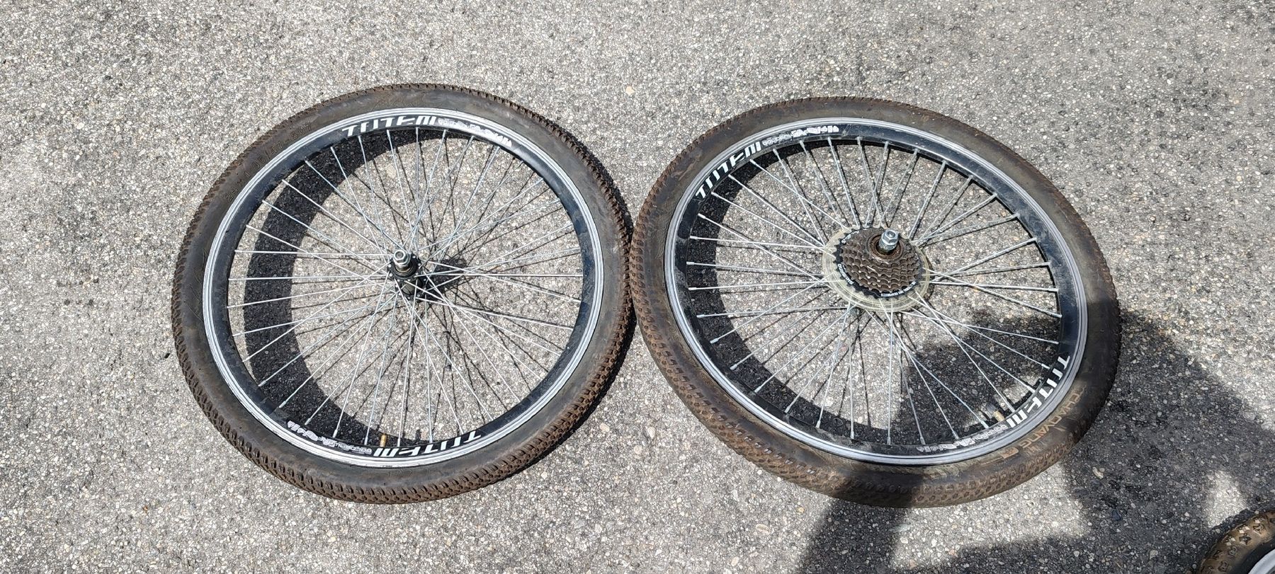 Pneus & Roues: 2 roues de velo 24"  – D'occasion à Biel/Bienne par Mollarddesign