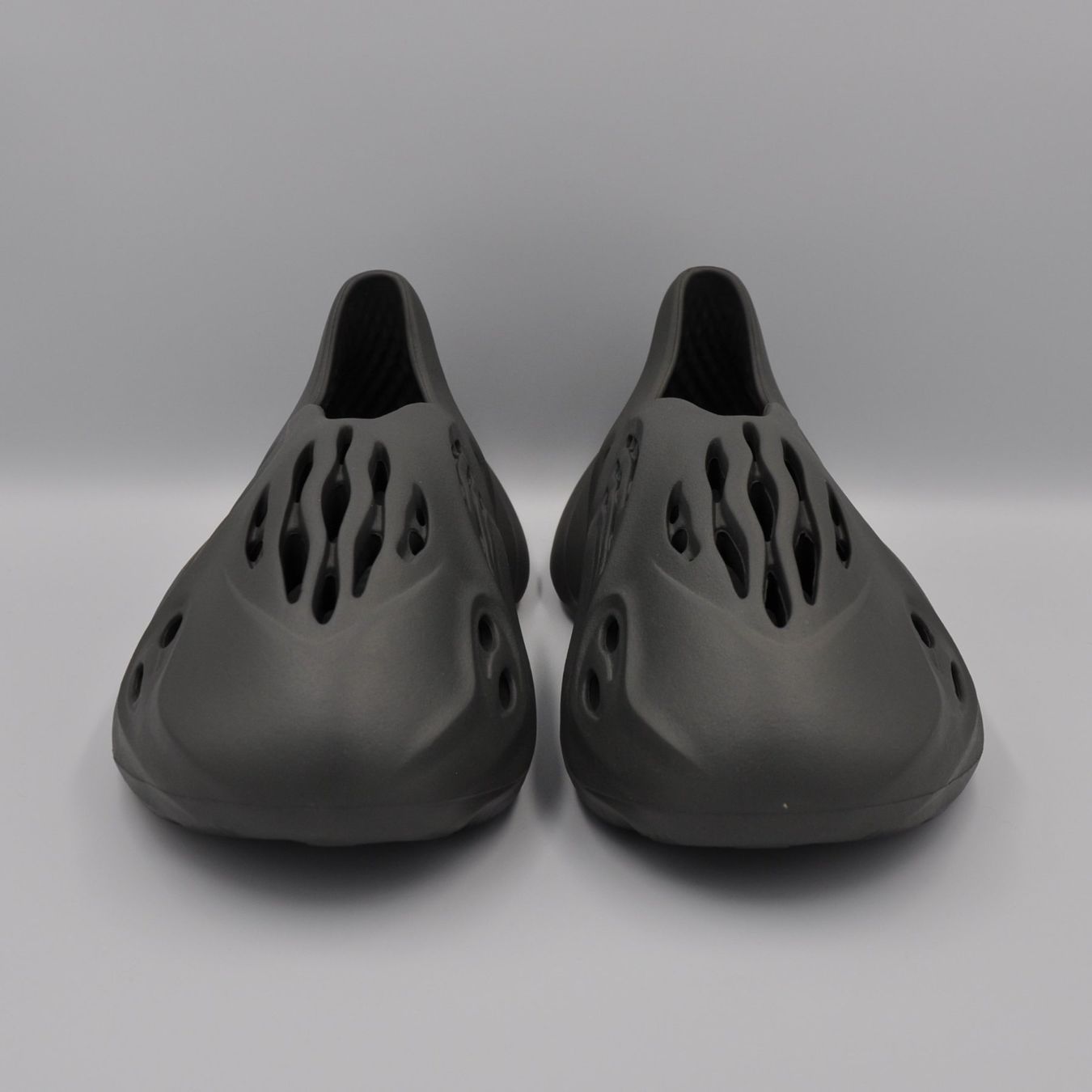 Adidas Scarpe da uomo: Yeezy Foam Runner Carbon  42 – Nuovo e nell'imballaggio originale da Bern venduto da SneakerheavenLT 3