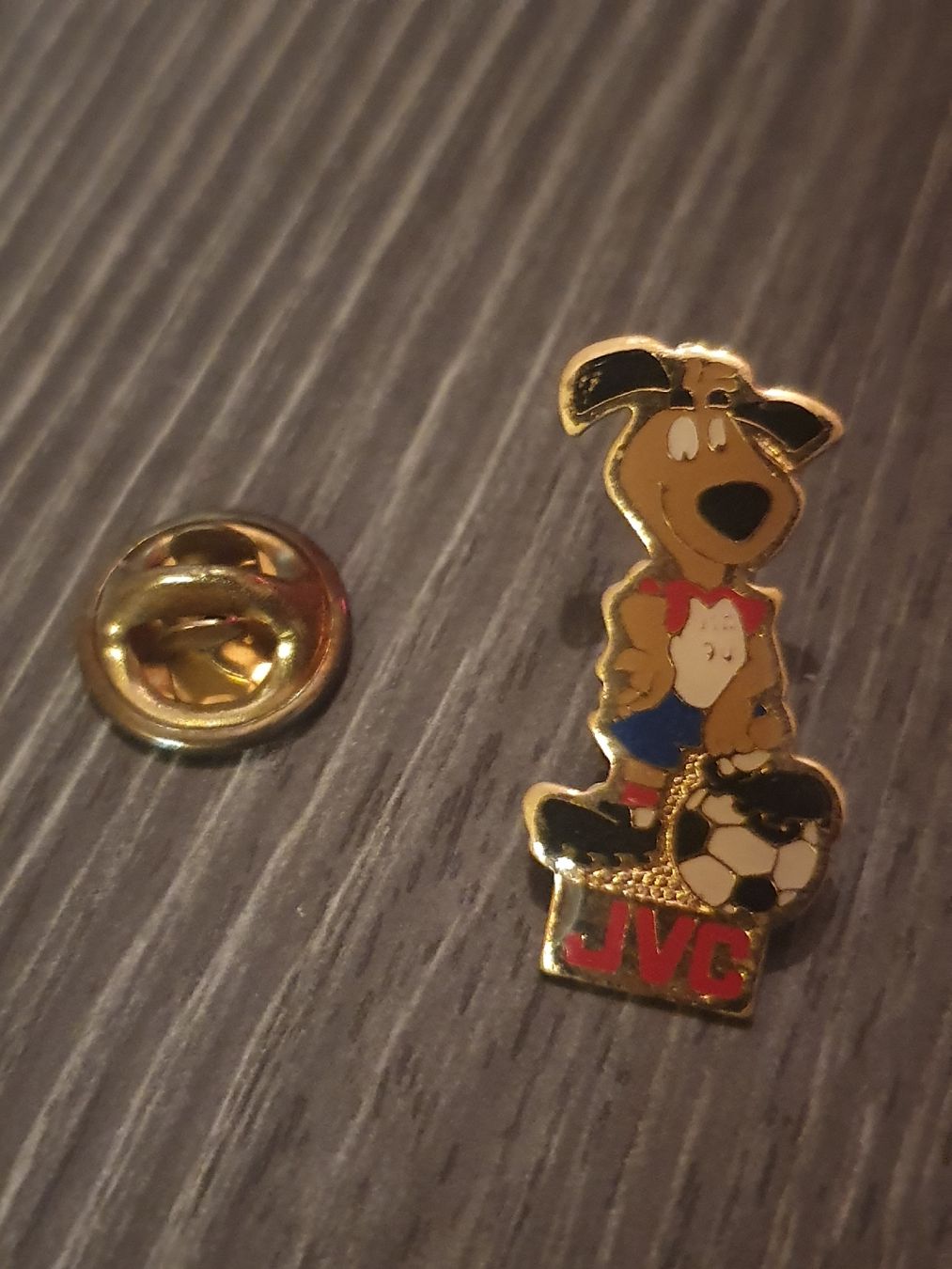 Placchette & Badge: Pin JVC – Usato da Thun venduto da Kissthis