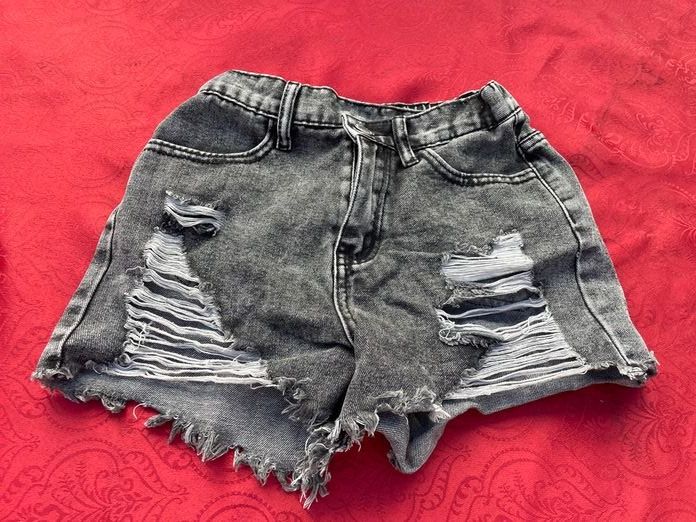 Pantaloni: Mädchen Shorts Jeans schwarz 140 – Usato da Bergdietikon venduto da antovale