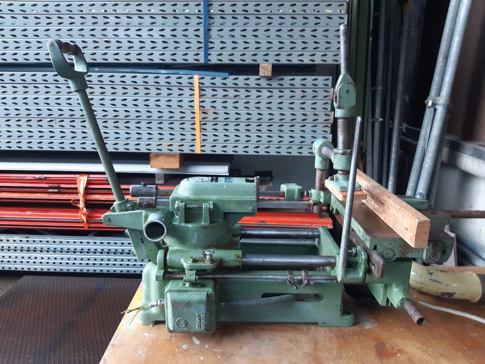 Festo Tutte le macchine: Wandkettenstemmer Festo, 380 V – Usato da Ulisbach venduto da MSH01