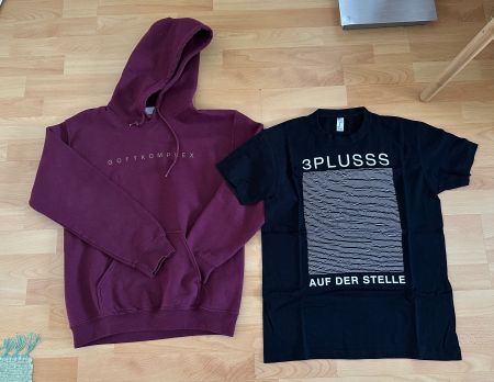 3Plusss T-shirt & Sweater