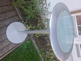 Stehtisch mit glasplatte