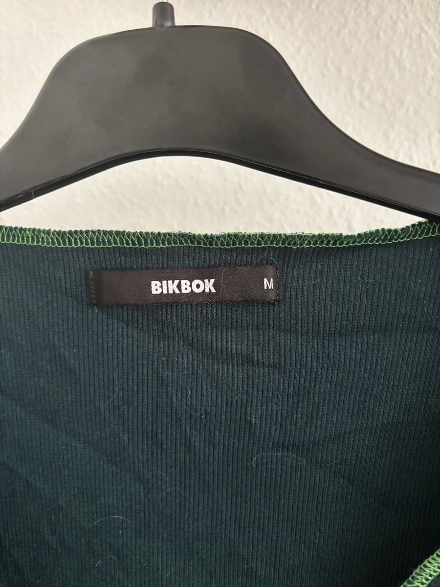 Top: Crop Top von Bik Bok Grösse M – Nuovo (secondo la descrizione) da Brugg AG venduto da ann_stf7 2