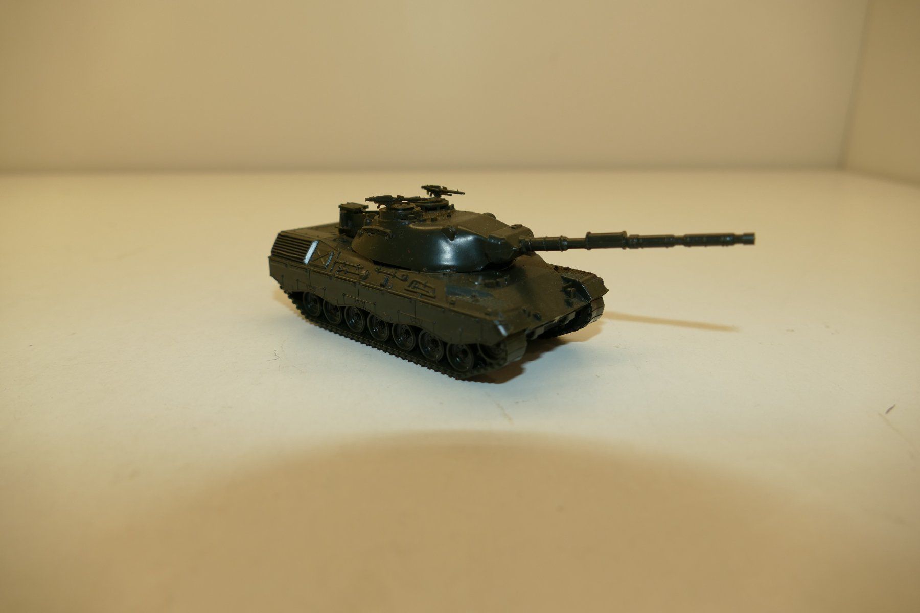 Roco Modellini di ferrovie: Roco Minitanks H0: Bundeswehr Kampfpanzer Leopard – Nuovo (secondo la descrizione) da Niederhasli venduto da rail-duerst 1