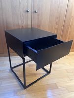 Schöner, schlichter Beistelltisch / Nachttisch