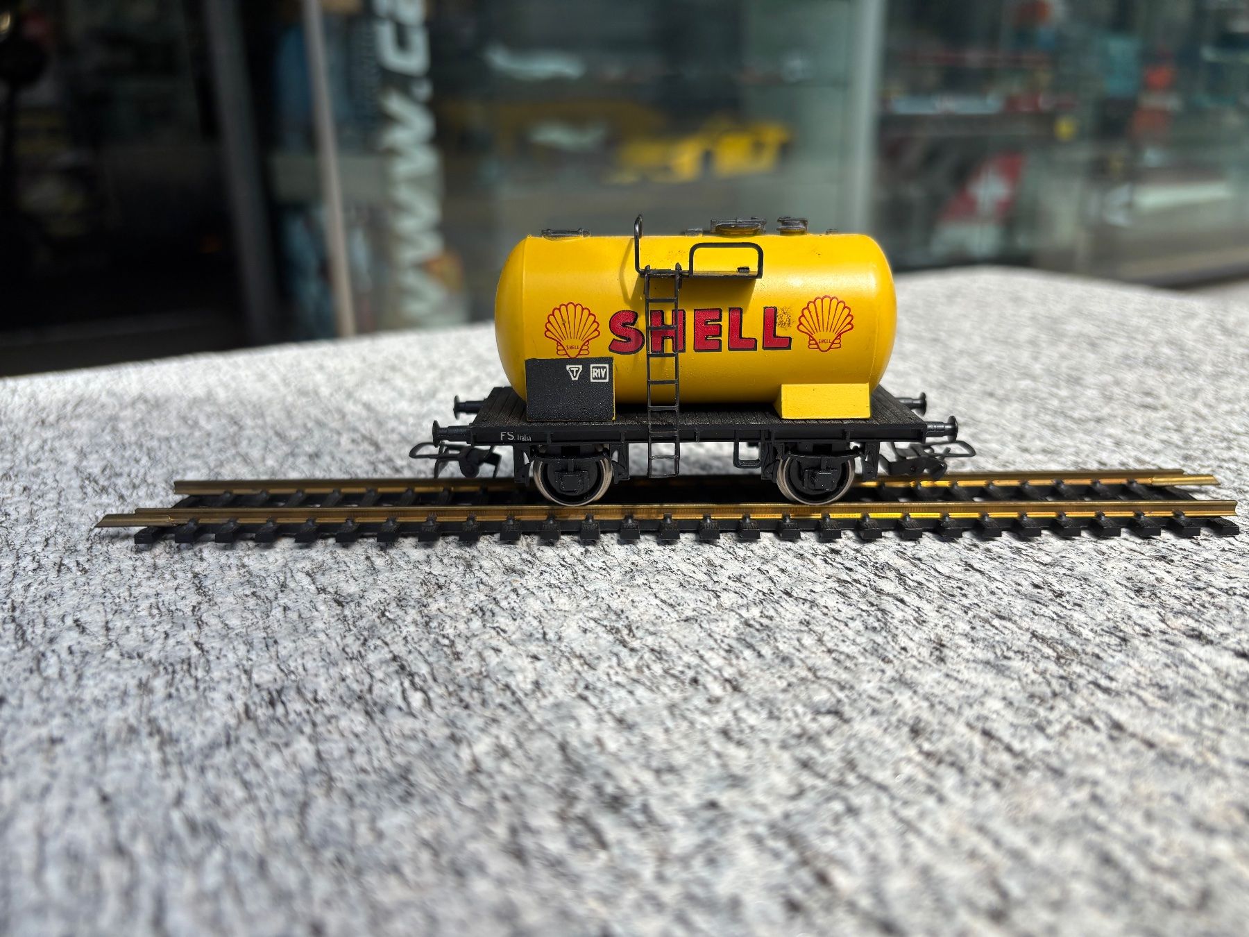 Rivarossi Modellini di ferrovie: Rivarossi H0 Vagone cisterna Shell FS Italia – Usato da Chiasso venduto da Carrara-Modellismo 3